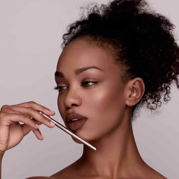 Anwendung des MoniAmori Extra-LipStay Automatic Lip Liner Dark Cocoa MM027