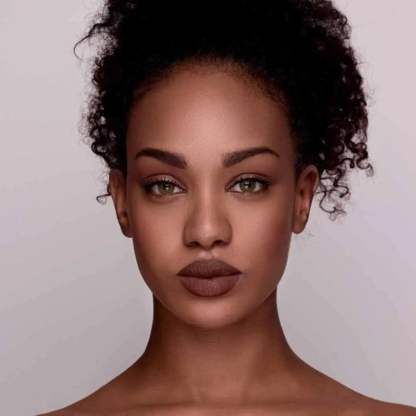 Model nach der Anwendung des MoniAmori Extra-LipStay Automatic Lip Liner Dark Cocoa MM027