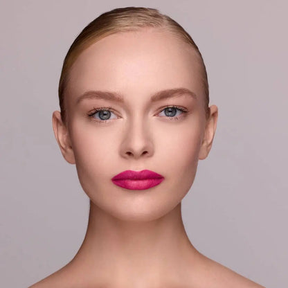 Model nach der Anwendung des MoniAmori Extra-LipStay Automatic Lip Liner Pinky Doll MM030