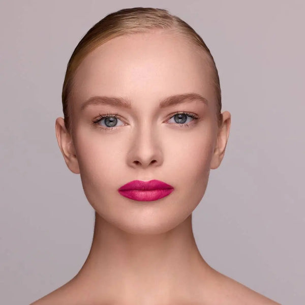 Model nach der Anwendung des MoniAmori Extra-LipStay Automatic Lip Liner Pinky Doll MM030