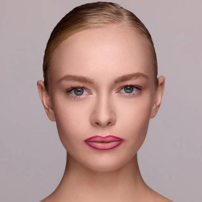 Model vor der Anwendung des MoniAmori Extra-LipStay Automatic Lip Liner Pinky Doll MM030