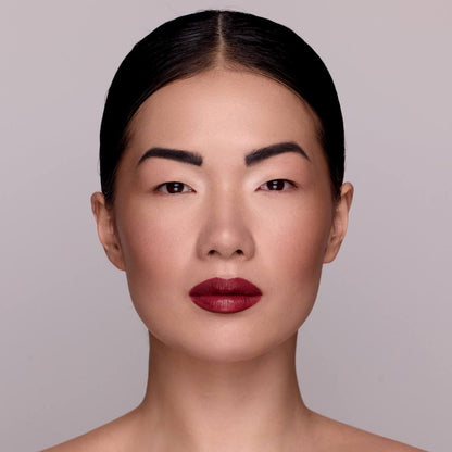 Model nach der Anwendung des MoniAmori Extra-LipStay Automatic Lip Liner Purple Mocha MM025