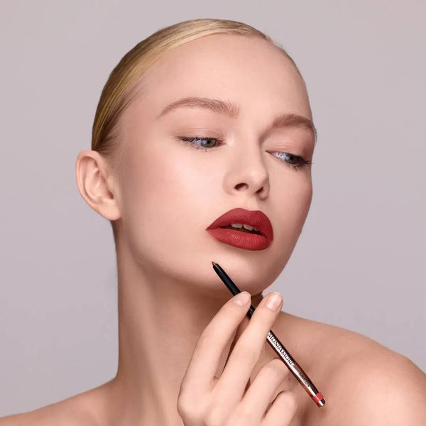 Anwendung des MoniAmori Extra-LipStay Automatic Lip Liner Royal Mauve MM024