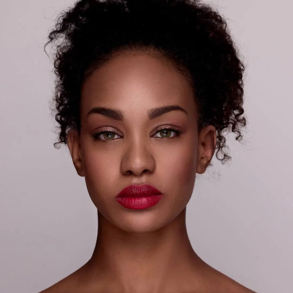 Model nach der Anwendung des MoniAmori Extra-LipStay Automatic Lip Liner Ruby Flame MM031