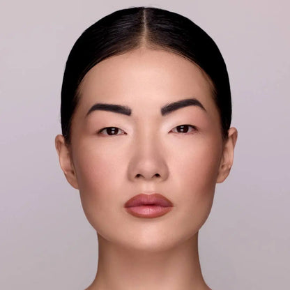 Model vor der Anwendung des MoniAmori Extra-LipStay Automatic Lip Liner Toffee Nude MM032