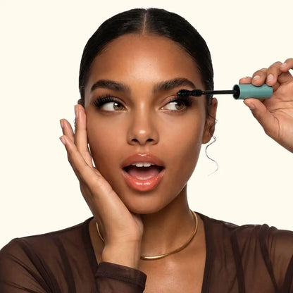 Anwendung der MoniAmori Extra Volume Mascara