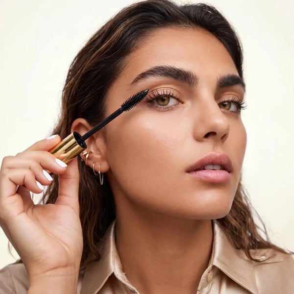 Model beim Auftragen der MoniAmori High Definition Mascara