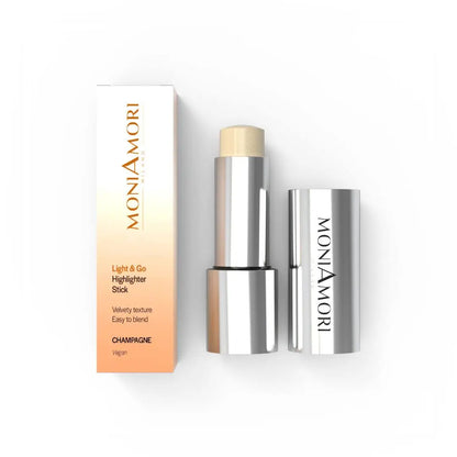 MoniAmori Light & Go Highlighter Stick MM043 Champagne: Geöffneter silberner Highlighter-Stift mit schimmernder, champagnerfarbener Textur, daneben die elegante Verpackungsbox mit Farbverlauf und MoniAmori-Logo, auf weißem Hintergrund.