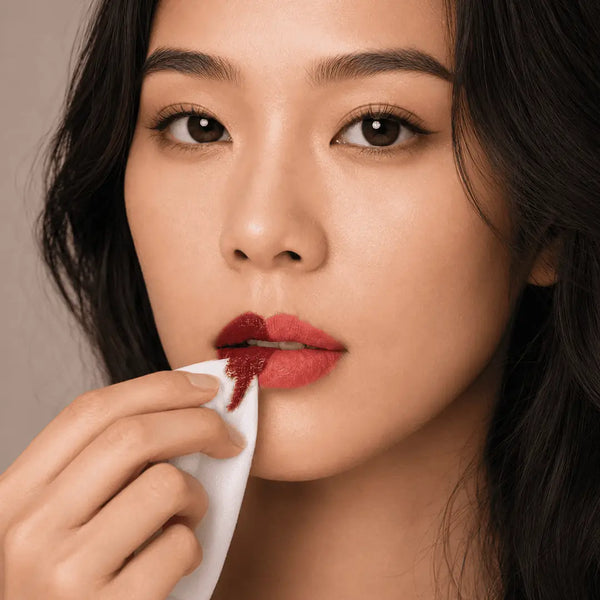 MoniAmori MyLip Secret Caramel Toffee MM070 – Modell zieht die getrocknete Schicht des Lip Stains mit einem Kosmetiktuch ab, natürlicher Tattoo-Effekt in Caramel Toffee sichtbar