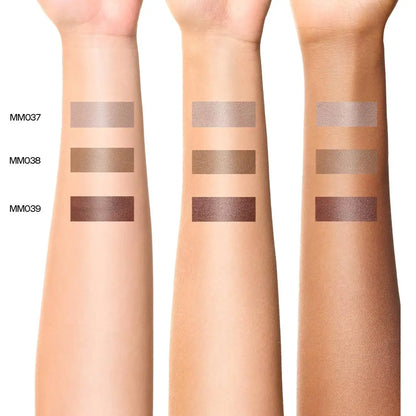 MoniAmori Sculpt & Lift Farbvergleich: Drei Arme unterschiedlicher Hauttypen mit Swatches der drei Nuancen MM037, MM038 (Clay als mittlerer Ton in der Mitte) und MM039, zur Veranschaulichung der aufbaubaren Deckkraft.