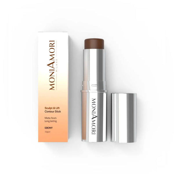 MoniAmori Sculpt & Lift Contour Stick MM039 Ebony: Geöffneter silberner Contouringstift mit dunkelbrauner Textur, daneben die elegante Verpackungsbox mit Farbverlauf und MoniAmori-Logo, auf weißem Hintergrund.