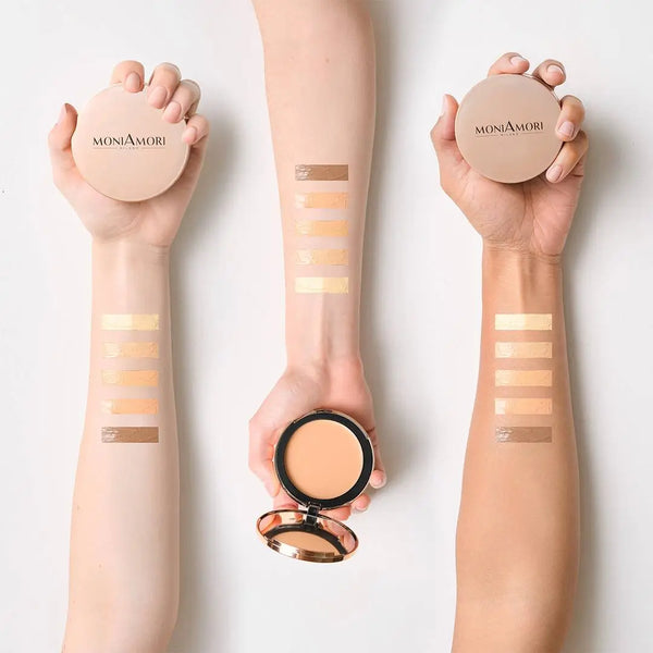 MoniAmori Solar Defence Farbvergleich: Drei Arme unterschiedlicher Hauttypen mit Swatches der verschiedenen Foundation-Nuancen. Der warme, mittlere Ton "Amaretto" (MM006) ist deutlich zu erkennen, zur Veranschaulichung der Deckkraft und Farbanpassung.