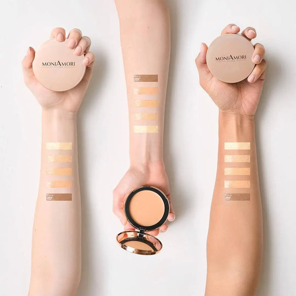 MoniAmori Solar Defence Farbvergleich: Drei Arme unterschiedlicher Hauttypen mit Swatches der verschiedenen Foundation-Nuancen. Der warme Ton "Cinnamon Roll" (MM007) ist deutlich zu erkennen, zur Veranschaulichung der Deckkraft und Farbanpassung.