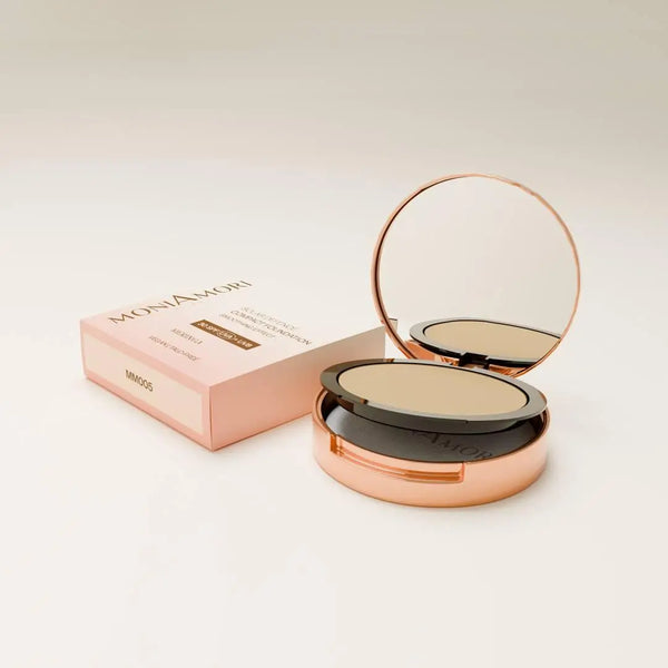 MoniAmori Solar Defence Compact Foundation MM005 Meringa: Elegante roségoldene Puderdose leicht geöffnet neben der hellrosa Umverpackung mit der Aufschrift "Meringa", "LSF 30" und "Talc-Free".