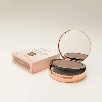MoniAmori Solar Defence Compact Foundation MM009 Tiramisù: Elegante roségoldene Puderdose leicht geöffnet neben der hellrosa Umverpackung mit der Aufschrift "Tiramisù", "LSF 30" und "Talc-Free".