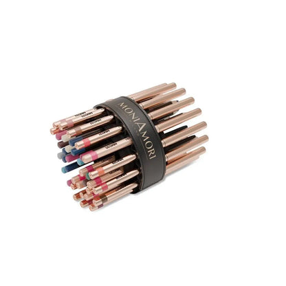 MoniAmori Stifterolle MM036 frontal voll befüllt: Kompakte Stifterolle mit sämtlichen roségoldenen MoniAmori-Stiften (MM024–MM035 beschriftet), schwarzes Lederband mit MoniAmori Milano-Prägung, auf weißem Hintergrund.