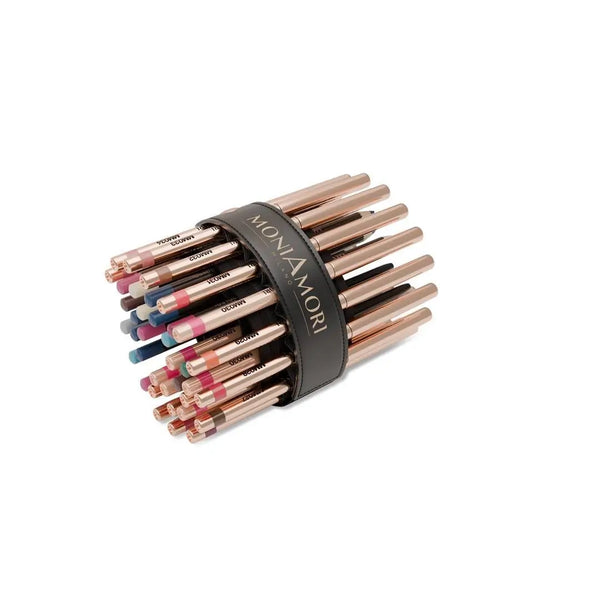 MoniAmori Stifterolle MM036 frontal voll befüllt: Kompakte Stifterolle mit sämtlichen roségoldenen MoniAmori-Stiften (MM024–MM035 beschriftet), schwarzes Lederband mit MoniAmori Milano-Prägung, auf weißem Hintergrund.