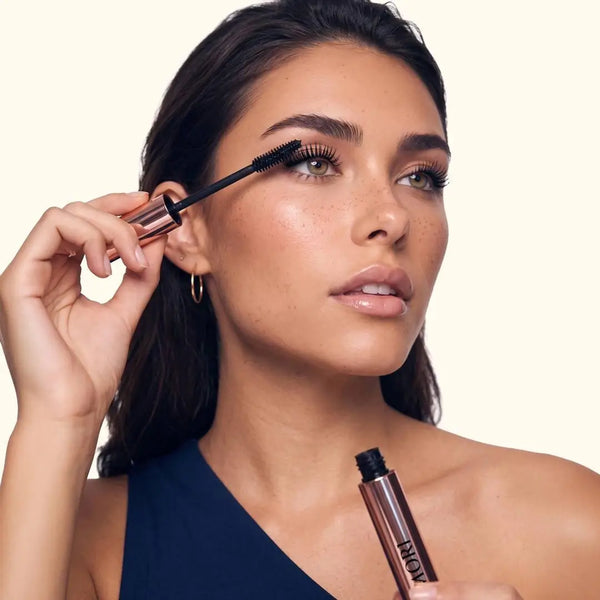 Auftragen der MoniAmori Super Intense Mascara