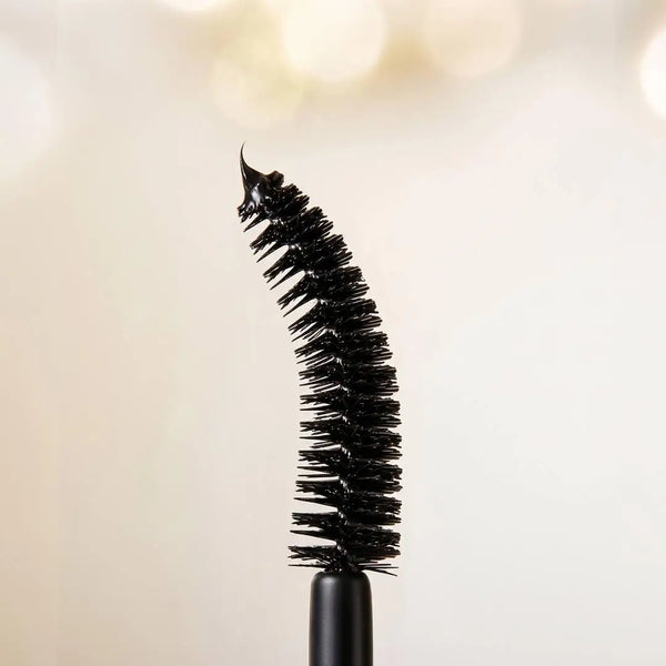 Geschwungenes Bürstchen der Super Intense Mascara im Detail