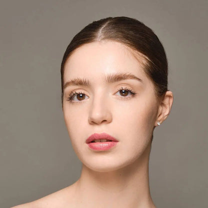 Model mit MoniAmori Supreme Lip Treatment Multifunctional Balm Strawberry MM003