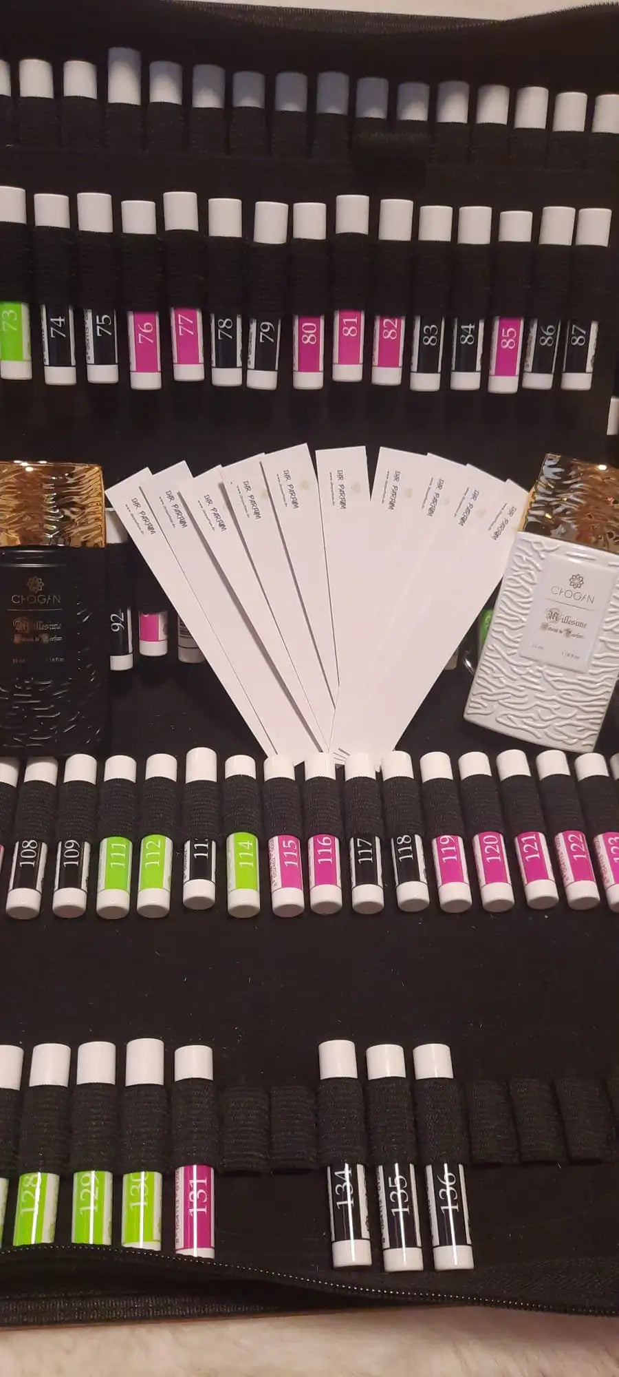 Auswahl an Olfazeta Duftproben als Teststreifen – Nummern 001 bis 100