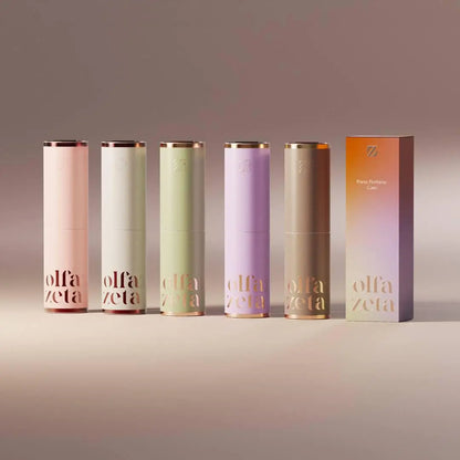 Olfazeta Parfüm-Taschenetui Modern – alle fünf Farben nebeneinander: Rosa, Weiß, Grün, Lila, Beige/Gold mit Verpackungsbox, Gruppenaufnahme auf warmem Hintergrund