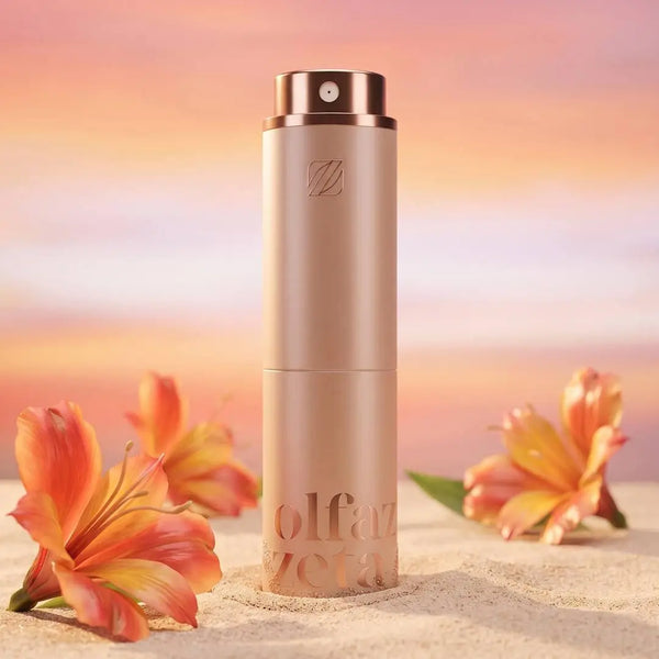 Olfazeta Parfüm-Taschenetui Modern Mocha Mousse TCOV015 – Lifestyle-Aufnahme im Sand mit orangefarbenen Blüten und Sonnenuntergangs-Himmel, romantische Strandatmosphäre