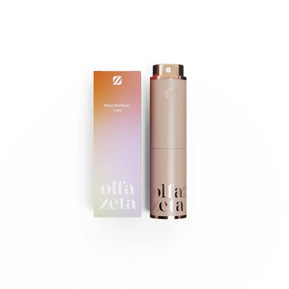 Olfazeta Parfüm-Taschenetui Modern Mocha Mousse TCOV015 – Parfüm-Taschenetui in warmem Beige-Gold mit Roségold-Sprühkopf neben Verpackungsbox, weißer Hintergrund