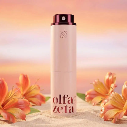 Olfazeta Parfüm-Taschenetui Modern Rosa TCOV014 – Lifestyle-Aufnahme im Sand mit orangefarbenen Blüten und Sonnenuntergangs-Himmel, romantische Strandatmosphäre