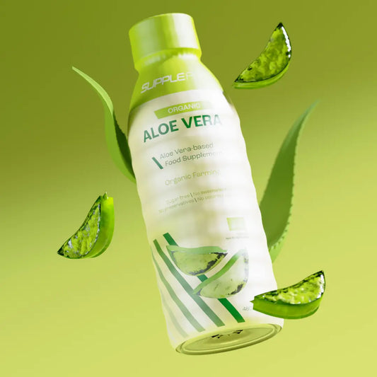 Supplefit Bio Aloe Vera Saft OINT01 – Produktflasche in einem ansprechenden Umfeld mit Aloe Vera Blättern, das die Natürlichkeit unterstreicht.