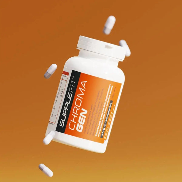 SuppleFit ChromaGen INTB051 – Weiße Dose mit herausfallenden Kapseln auf orangem Hintergrund, GLOWTHERA™ Komplex für Haut und Pigmentierung