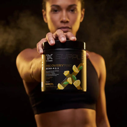 Sportlerin mit Supplefit RECOVERYPRO INTS003 BCAA 4:1:1 Dose