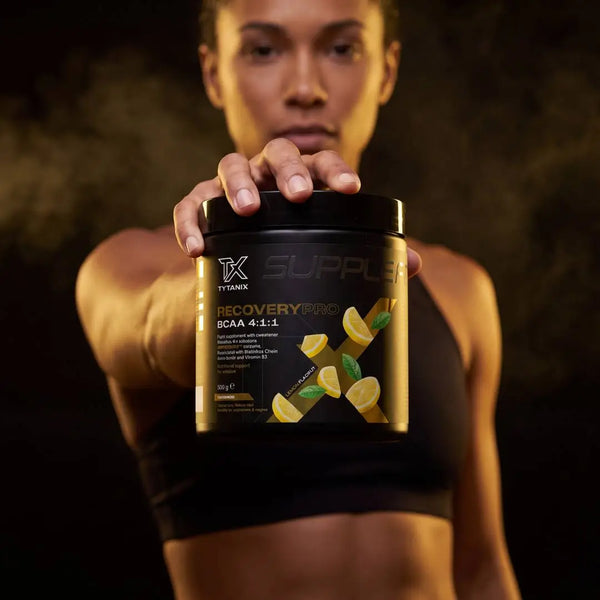 Sportlerin mit Supplefit RECOVERYPRO INTS003 BCAA 4:1:1 Dose