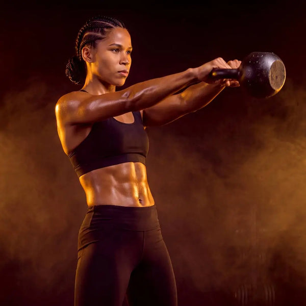 Sportlerin beim Kettlebell-Training mit Bezug zu Supplefit RECOVERYPRO INTS003