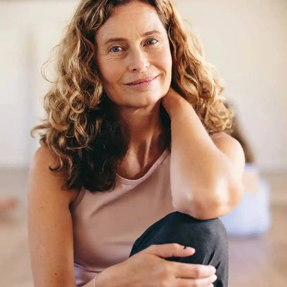 Supplefit Skelboost INTB047 – Frau, die sich wohlfühlt und ihre Beweglichkeit genießt, als Symbol für starke Knochen.