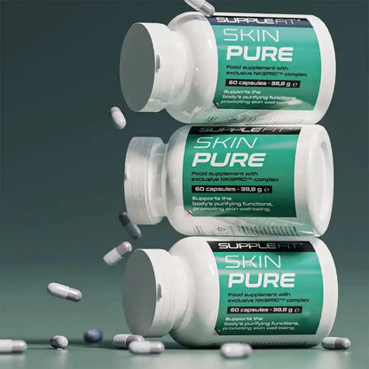 Supplefit Skinpure INTB048 – Gestapelte Dosen mit herausfallenden Kapseln, die die Fülle des Inhalts zeigen.