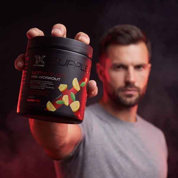Supplefit ULTRABLAST INTS002 Pre-Workout-Dose in der Hand