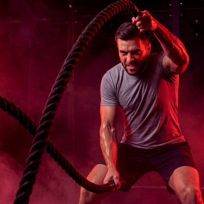 Sportler beim Seiltraining mit Bezug zu Supplefit ULTRABLAST INTS002 Pre-Workout