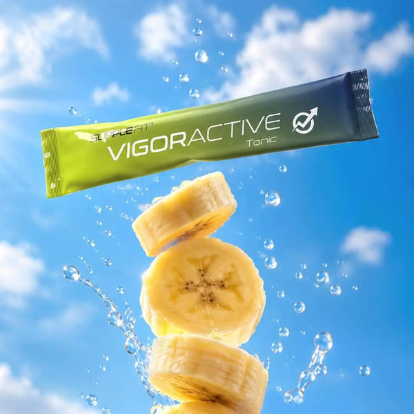 SuppleFit VigorActive Tonic INTB053 – einzelner Portionsstick schwebt über gestapelten Bananenscheiben vor blauem Himmel