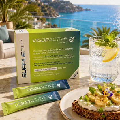 SuppleFit VigorActive Tonic INTB053 – Produktbox mit zwei Sticks auf Marmortisch, Meerblick-Terrasse mit Wasserglas und Frühstück