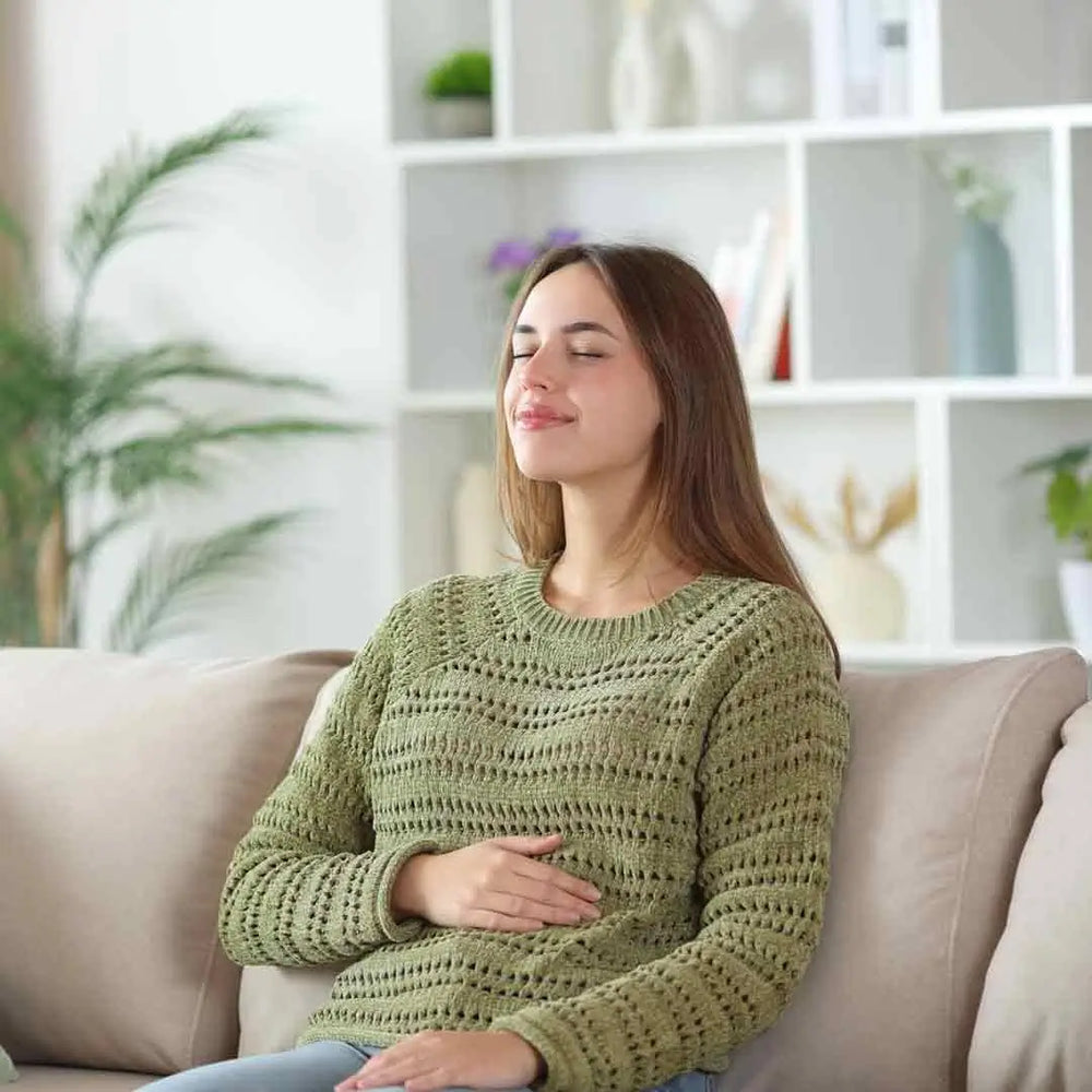 Anwendung von Supplefit Vitalflora INTB049: Person nimmt eine Kapsel für das tägliche Wohlbefinden und eine ausgeglichene Darmflora.